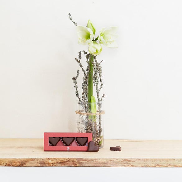 Hvid amaryllis i glas med marcipanhjerter